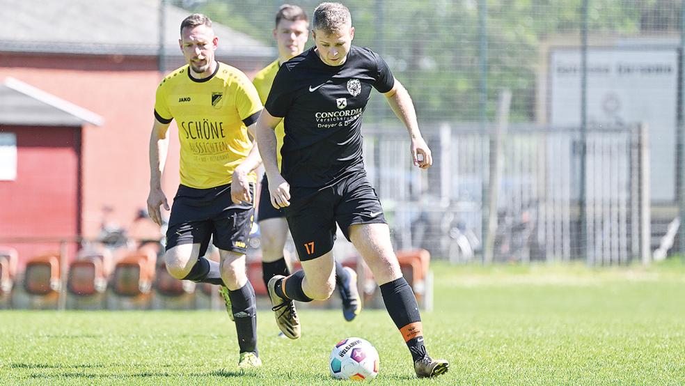 Marco Dreesmann (am Ball) trug mit zwei Toren zum Sieg des SV Wymeer-Boen bei.  © Foto: Bruins