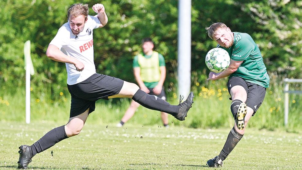 Jason Gerdes (rechts) und der BSV Bingum verpassten es gegen den VfL Viktoria Flachsmeer II, die Torchancen zu nutzen, und Punkte aus dem Spiel mitzunehmen.  © Foto: Bruins