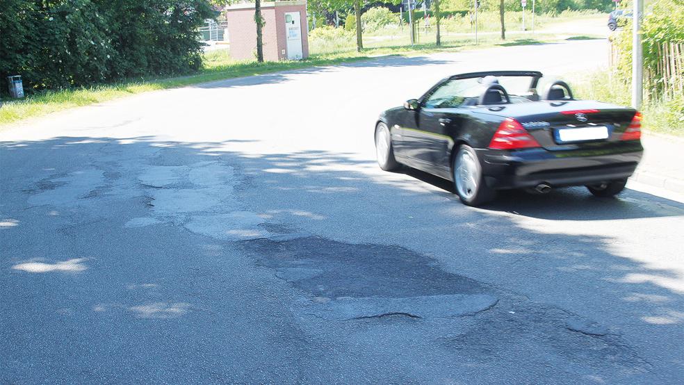 Die Straßen in der Stadt Weener –wie hier in Möhlenwarf – sind zum Teil in sehr schlechtem Zustand.  © Foto: Busemann