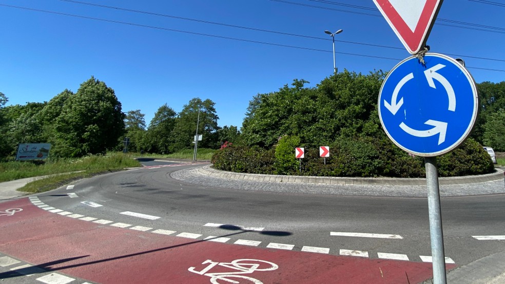 Der Kreisel in Stapelmoor darf von Radfahrern in beide Richtungen befahren werden, sagt die Polizei. Darauf weist auch die Fahrbahnmarkierung hin. © Foto: Hanken