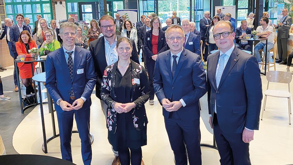 Über Chancen und Herausforderungen in der europäischen Zusammenarbeit diskutierten (von links) die Bürgermeister Ard van der Tuuk (Westerkwartier) und Tim Kruithoff (Emden) sowie die niedersächsische Europaministerin Wiebke Osigus, René Paas (Kommissar des Königs in Groningen) und der »Gedeputeerde« Friso Douwstra (Provinz Friesland).  © Foto: Kuper