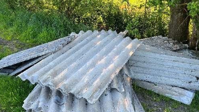Asbesthaltige Zementplatten illegal entsorgt