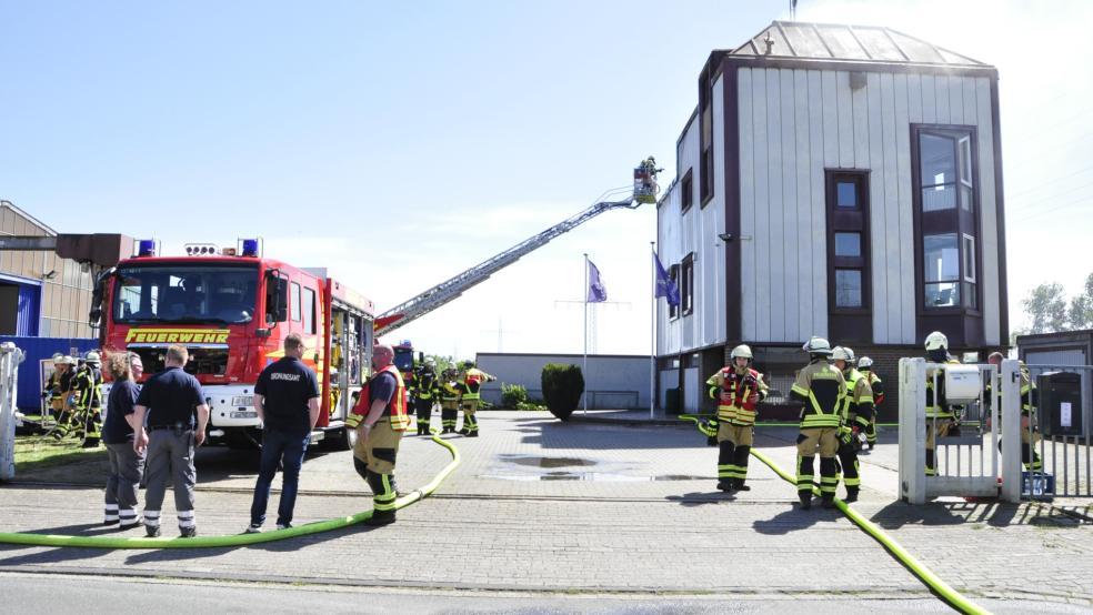 Die Löscharbeiten der Feuerwehr dauerten am Nachmittag gegen 16 Uhr noch an. © Wolters