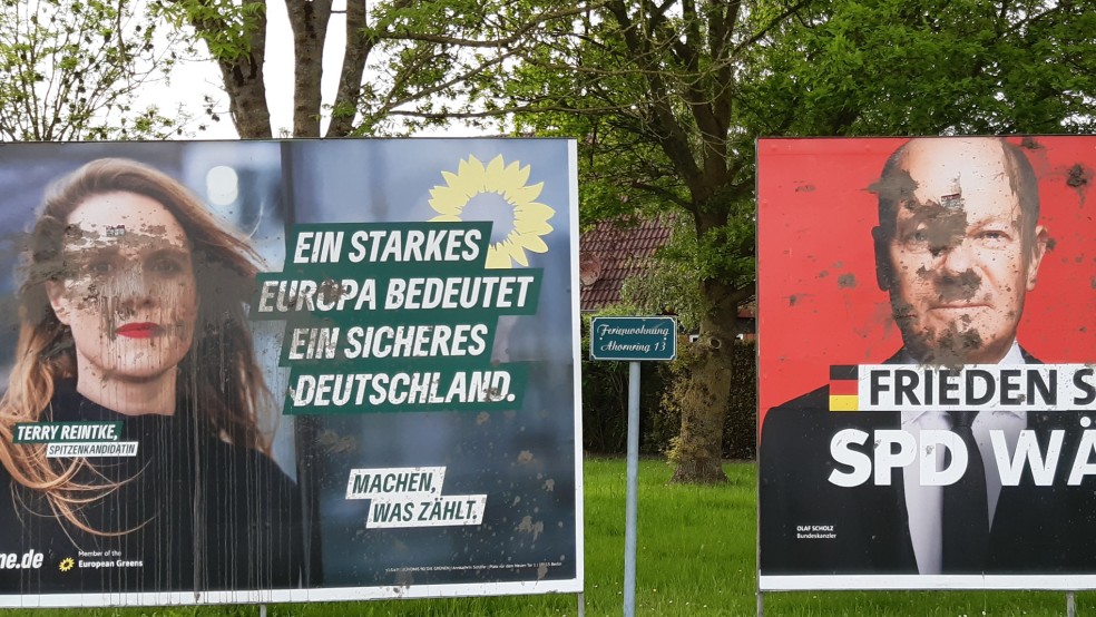 Auch diese Großplakate von Grünen und SPD an der Hofstraße in Jemgum wurden beschmiert. © Hollender (Leserfoto)