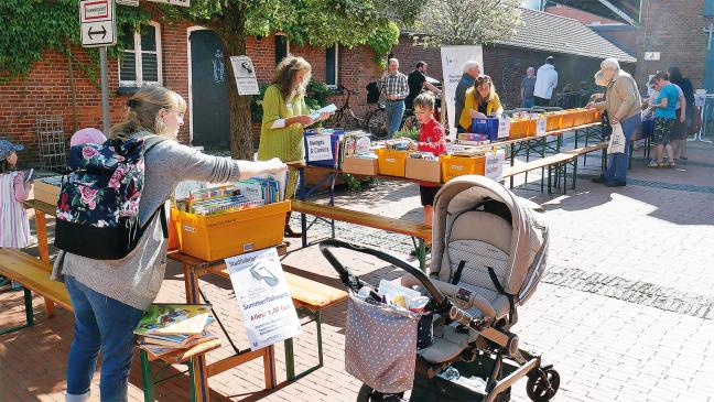 Sommerflohmarkt bei der Bibliothek