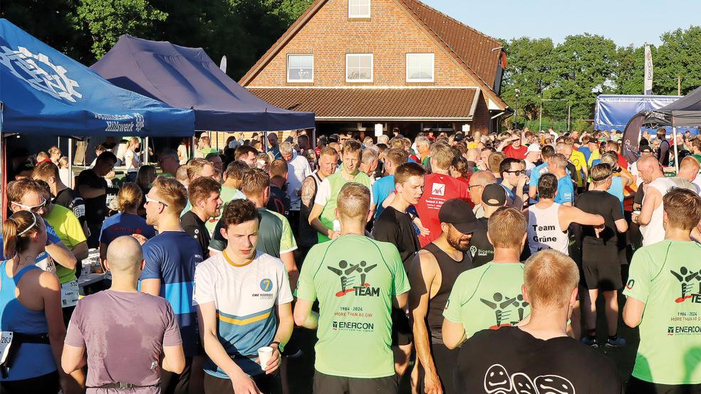 Im Ziel beim Vereinsheim des SV Holtland sammelten sich alle Teilnehmer des Ossiloops. Dort konnten sich sie sich mit Essen und Getränken stärken.  © Foto: Ammermann