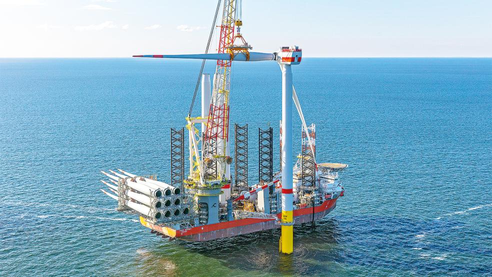 Das Errichterschiff »Wind Osprey« beim Aufbau der ersten Elf-Megawatt-Anlage.  © Foto: Ørsted