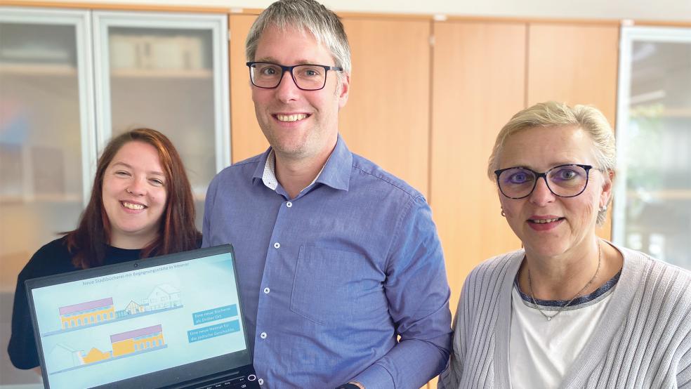 Teamwork: Die inhaltliche Konzeption der Bücherei mit Begegnungsstätte haben Büchereileiterin Sarah Möhlmann, Bürgermeister Heiko Abbas und Stadt-Mitarbeiterin Trinette Hoffbuhr (von links) geplant.  © Fotos: Hanken