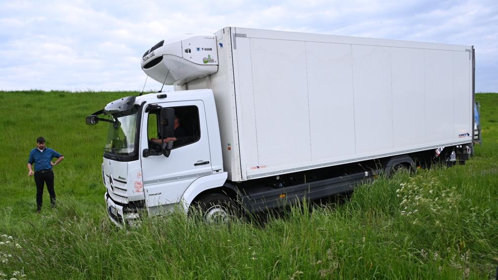 Der Lastwagen kam erst auf dem Deich zum Stehen und musste geborgen werden. © Foto: Bruins