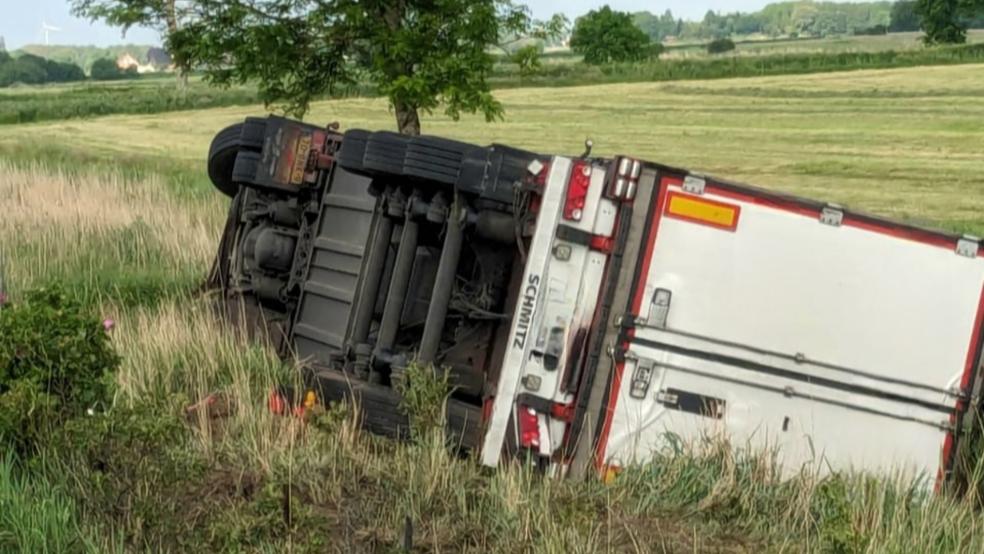 Der Unfall blieb nach dem Durchbrechen der Leitplanke auf der Seite liegen. © Foto: Feuerwehr Jemgum