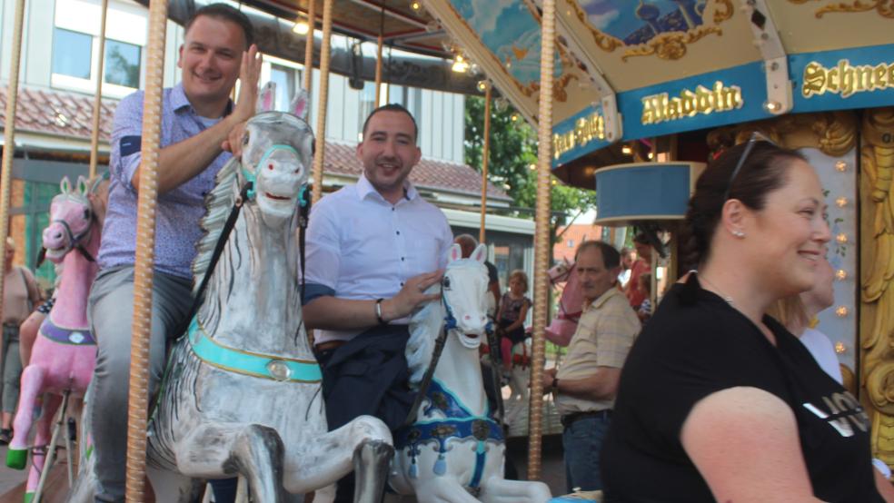 Nach dem Rundgang drehten die Ehrengäste noch eine Runde auf dem Pferdekarussell. Das Foto zeigt von links Bürgermeister Uwe Sap, den Landtagsabgeordneten Nico Bloem und Ilona Meyer, SPD-Fraktionsvorsitzende des Bunde Gemeinderates. © Foto: Berents