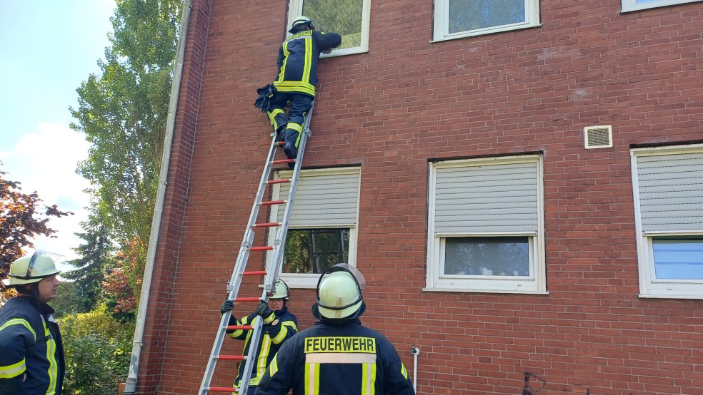 Nach einer Erkundung von außen stellten die Feuerwehrleute fest, dass es sich wohl um einen Fehlalarm handelte. © Foto: Rand/Feuerwehr