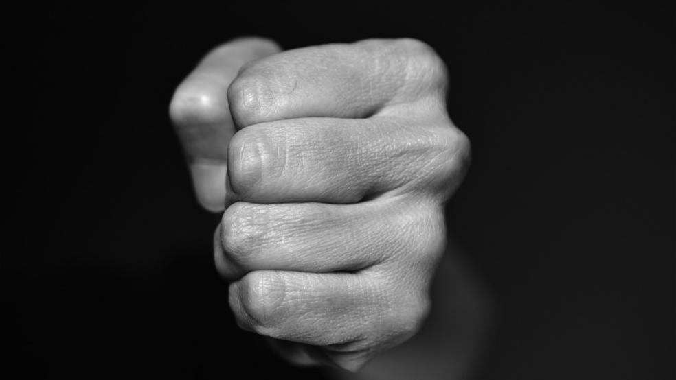 Mehrere junge Männer ließen in Aurich die Fäuste fliegen.  © Symbolfoto: pixabay