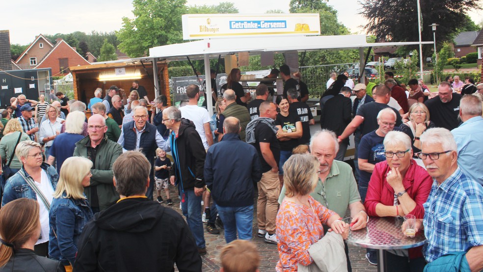 Rund 500 Gäste waren am Freitag zur Mühle Wichers gekommen, um das Dorfjubiläum zu feiern.  © Foto: Berents
