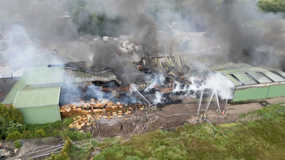 Die 50 mal 200 Meter große Lagerhalle steht in Brand. © Foto: Bruins