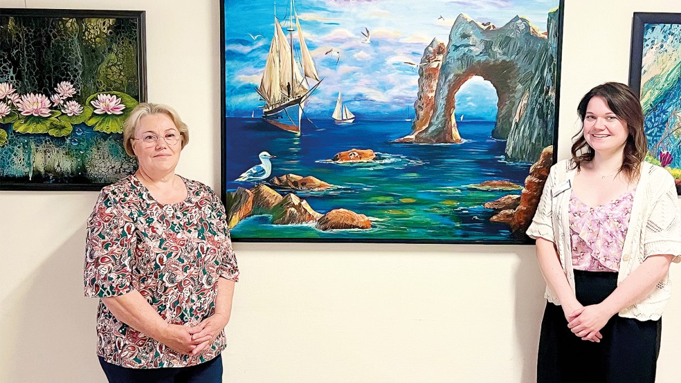 Anna Mekelburg (links) hat es geschafft, ihren Beruf mit ihrer künstlerischen Leidenschaft zu verbinden. Denise Behrendt, Unternehmenskommunikation, begrüßt zur Ausstellungseröffnung im Marien Hospital.  © Foto: Marien Hospital