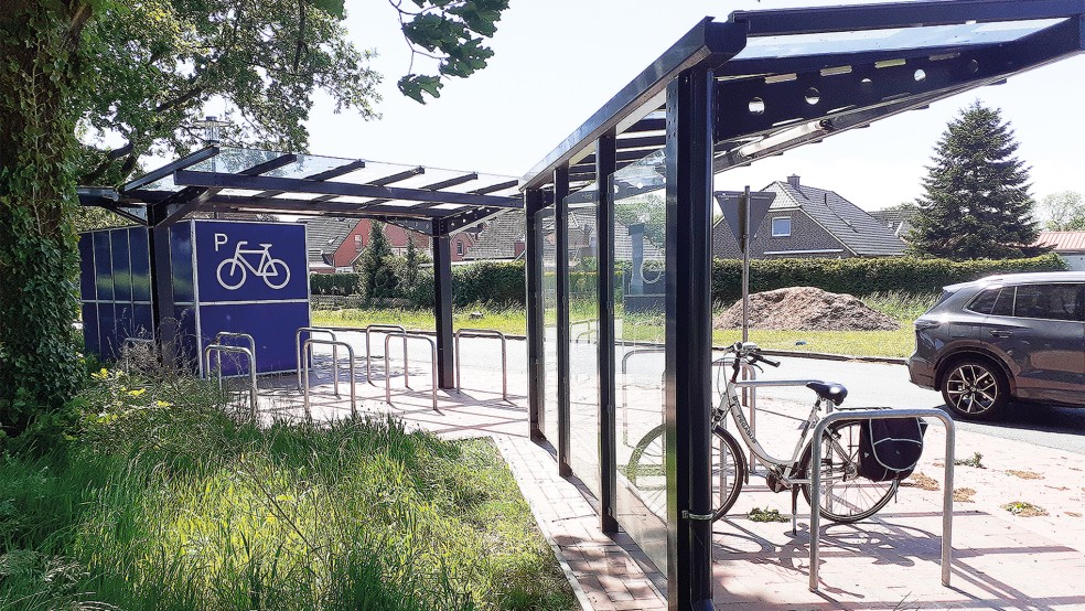 Fahrräder können schon geparkt werden. Bald sollen in Bunde auch wieder Züge halten.  © Foto: Berents