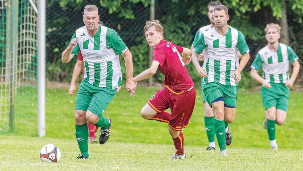 Stapelmoor um Tammo Schmidt (links) hatte gegen Schwerinsdorf seine beste Phase zu Beginn der zweiten Hälfte. Dies sollte aber nur zu einem 2:2 reichen.  © Foto: Jungeblut