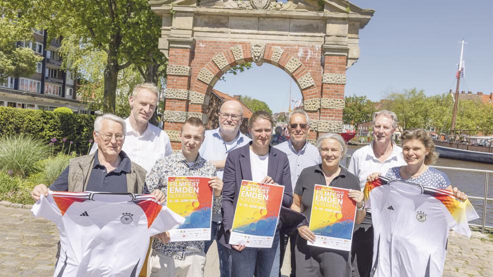 Freuen sich auf viele Besucher am Emder Hafentor (von links): Folkert Ammermann (Stadtsportbund), Peter Bartsch, Jannes Tunder (Kulturevents) Edzard Wagenaar (Filmfest), Martje Merten (Stadtmarketing) ,Reiner Bruns (Stadtsportbund),Birgit Momberger(Filmfest), Reiner Mensen (SSB) und Birte Engelberts (Hochschule).  © Foto: Internationales Filmfest Emden-Norderney