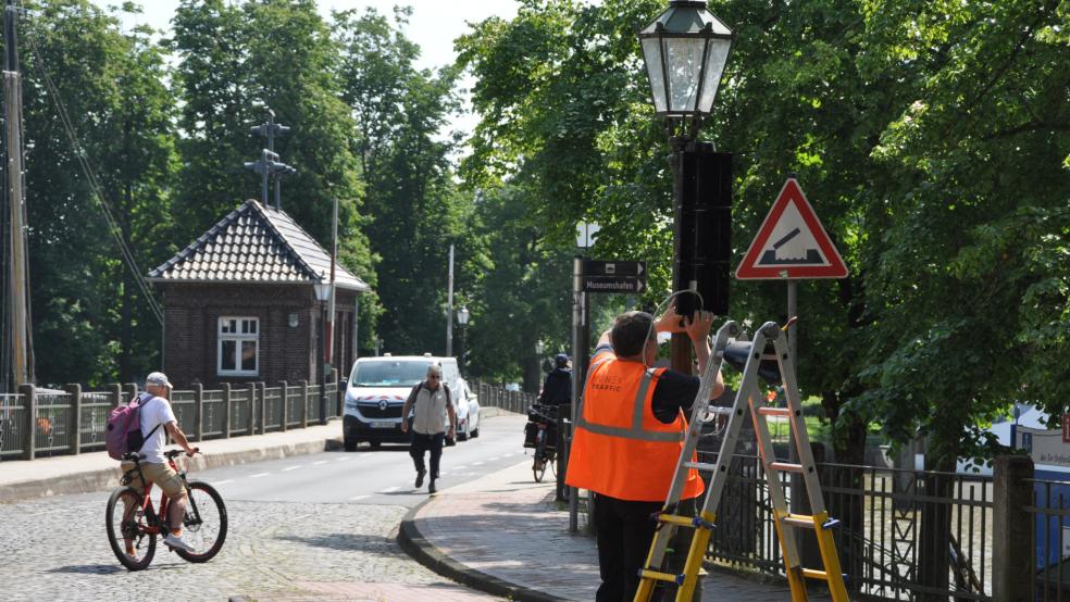 Fußgänger und Radfahrer können die Rathausbrücke ungehindert passieren. © Wolters