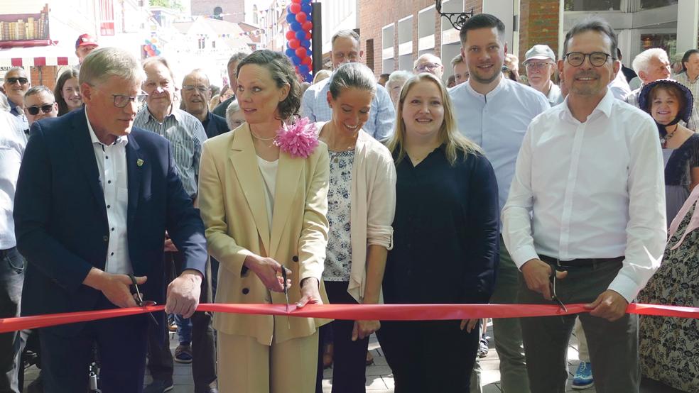 Aurichs Bürgermeister Horst Feddermann (links), Heida Haltermann vom städtischen Kaufmännischen Verein und Hilko Kruse-Edenhuizen vom Bauunternehmen Strabag gaben die neugestaltete Fußgängerzone offiziell frei.  © Foto: Jürgens