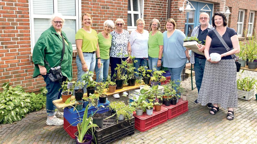 Andrea und Heiko Eggerichs (rechts) aus Ditzumerverlaat kauften am Mühlentag Stauden bei den Frauen von »Proten un Planten«. Der Erlös kommt dem »grünen Ditzum« zugute.  © Fotos: Kuper