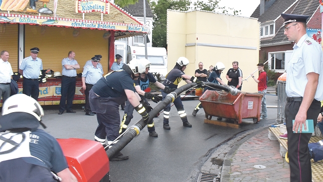 Feuerwehren kämpfen um Pokal inmitten der Budenstadt des Pfingstmarktes
