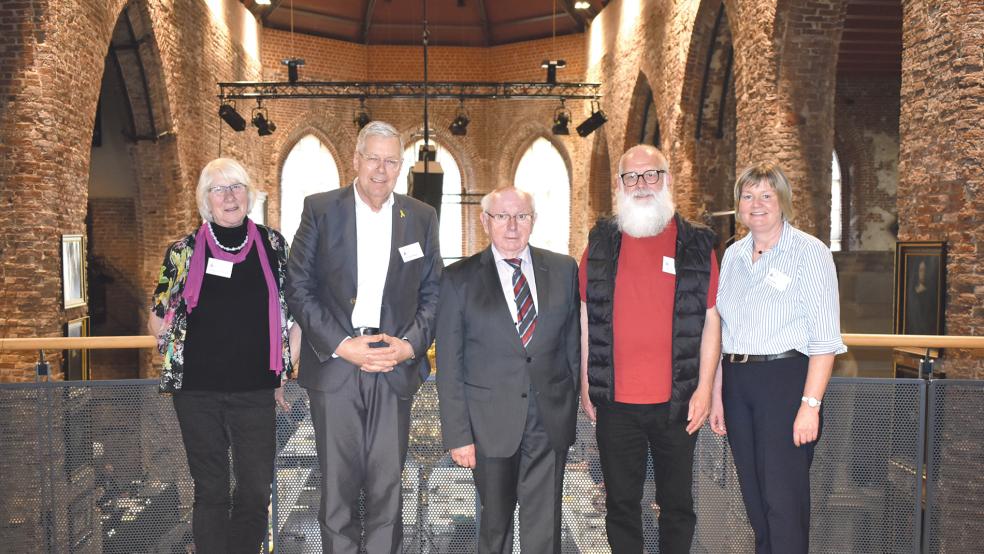 Fünf Rheiderländer nahmen jetzt an der letzten Tagung der amtierenden Gesamtsynode teil (von links): Hildegard Hartmann (Jemgum), Reinhold Robbe (berufener Synodaler), Vize-Präses des Moderamens Jakobus Baumann (Stapelmoor), Hilko Pals (Wymeer) und Pastorin Anne Ulferts (Möhlenwarf).  © Fotos: Kuper 