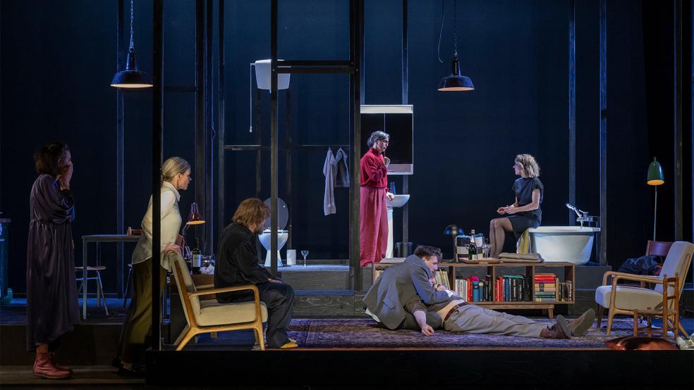 Mit »The Party« endet die Spielzeit der Landesbühne morgen in Weener. Karten sind noch an der Abendkasse im Foyer der Aula der Oberschule zu haben.  © Foto: Landesbühne