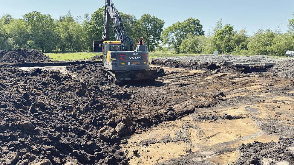 Die Erdarbeiten für den Bau des neuen Umspannwerks in Wiesmoor haben begonnen.  © Foto: Enova