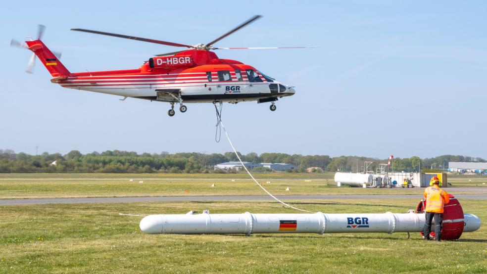 Der BGR-Hubschrauber vom Typ Sikorsky S-76B startet mit der elektromagnetischen Flugsonde »Resolve« vom Flugplatz zu einem Erkundungsflug. © Erichsen (dpa/Archivfoto)
