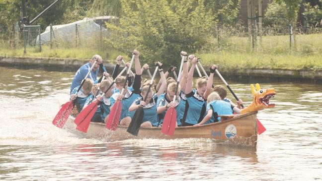 Drachenboote machen Hafen unsicher