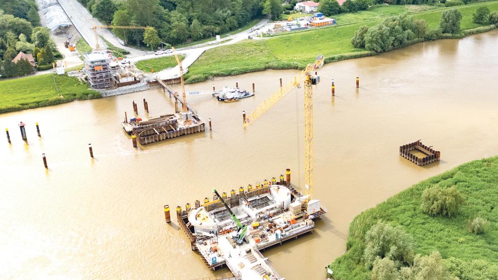 Alles im Fluss: Die Arbeiten an der neuen Friesenbrücke liegen nach Bahn-Angaben im Zeitplan. Im Sommer sollen die ersten Stahlkonstruktionen aufgesetzt werden.  © Foto: Bruins