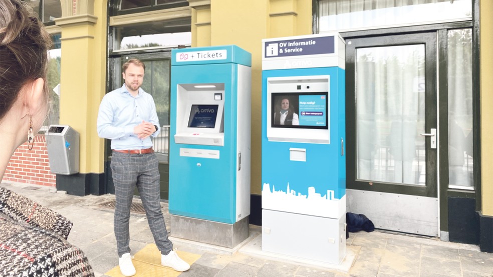 Arriva-Mitarbeiter Thom Lageveen stellte beim ersten Testlauf am Bahnhof im niederländischen Winschoten die Funktionen der Info-Säule vor.  © Foto: Kuper