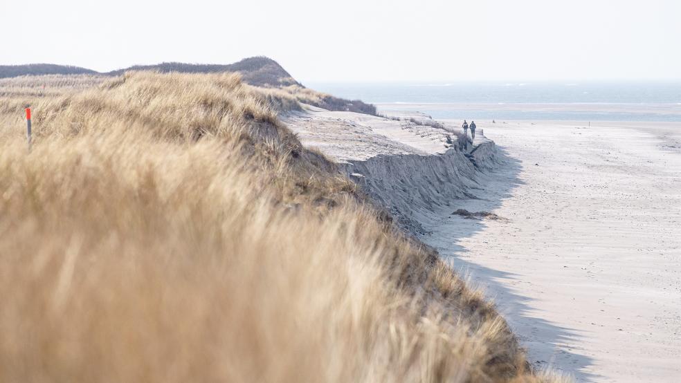 Der Strand von Langeoog soll aufgespült werden.  © Foto: Schuldt/dpa