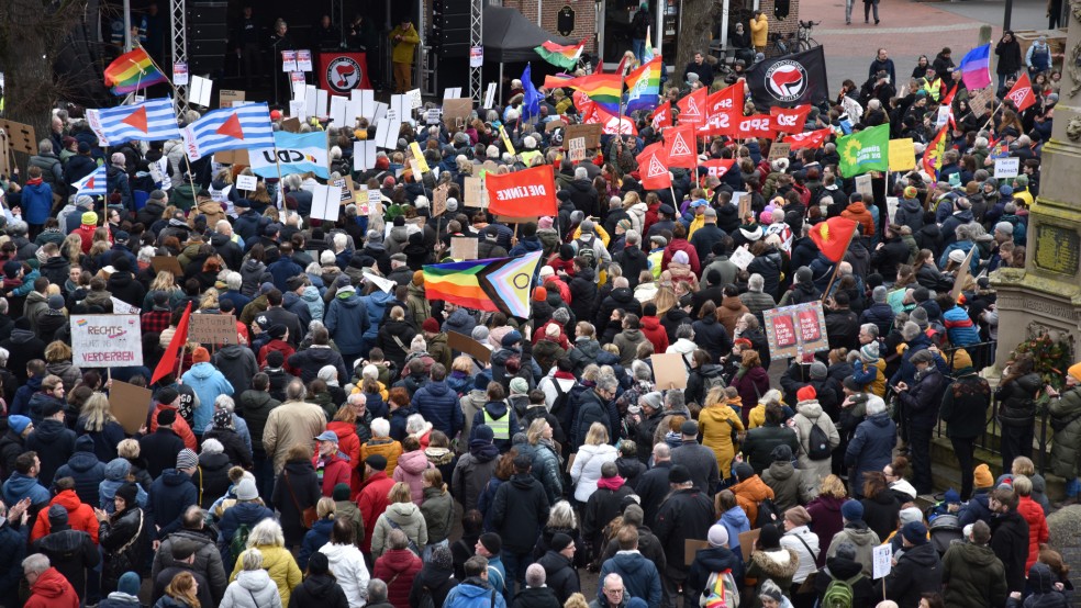 Am 3. Februar versammelten sich rund 2000 Menschen auf dem Denkmalplatz in Leer. © Gaby Marks