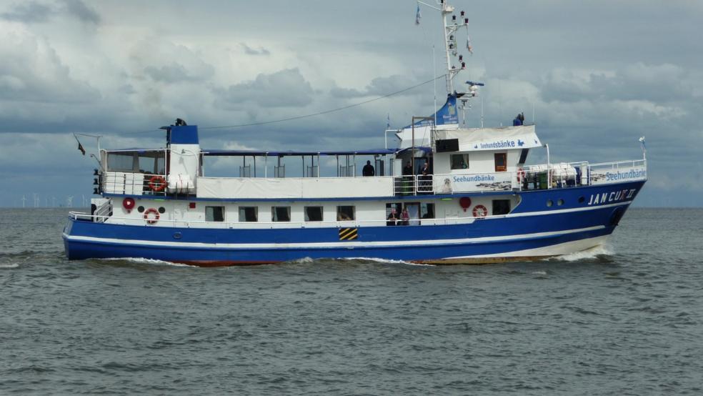 Ein Fahrgastschiff, hier ein Symbolfoto, hat gestern im Emder Stadtteil Wolthusen eine Autobahnbrücke gerammt und dabei seinen Schornstein verloren. © Pixabay