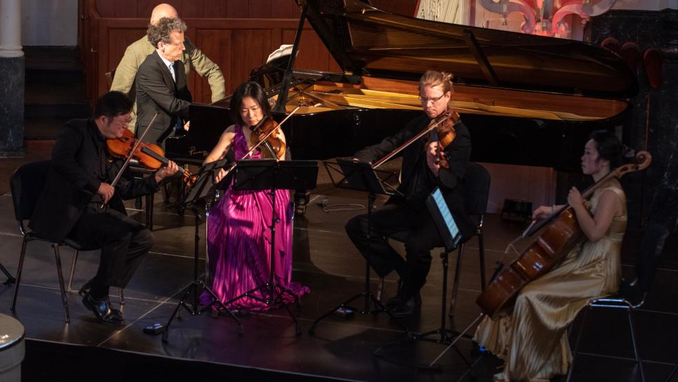 Iwan König am Klavier und das Jade-Quartett gaben das Eröffnungskonzert des Musikalischen Sommers in Leer. © Carsten Gleich