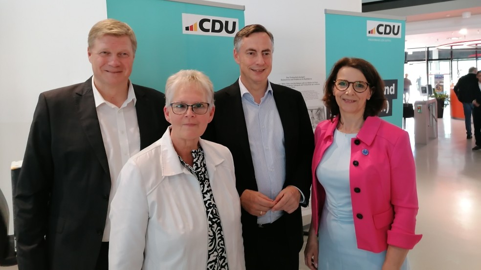 Der alte und neue CDU-Bezirksvorsitzende Ulf Thiele zusammen mit Hildegard Hinderks aus Weenermoor, die das Rheiderland im Bezirksvorstand vertritt, Europa-Spitzenkandidat David McAllister und der Leeraner CDU-Kreisvorsitzenden Melanie Nonte (im Bild von links). © CDU