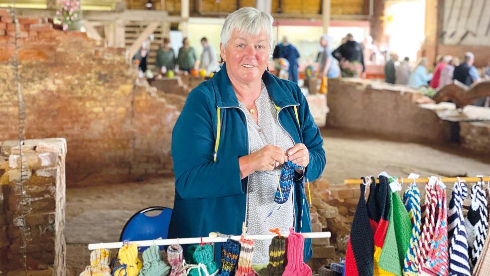 Für Johanne Buse aus Warsingsfehn ist Häkeln fast eine Dauerbeschäftigung, auch an ihrem Stand blieb sie fleißig.  © Kuper