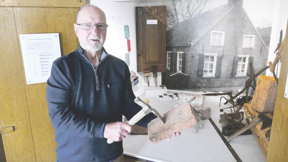 Erwin Wenzel und der Verein des Suurhuser Landarbeitermuseums zeigen in ihrer neuen Ausstellung, welche Materialien und Werkzeuge früher beim Bauen verwendet wurden.  © Foto: Jürgens