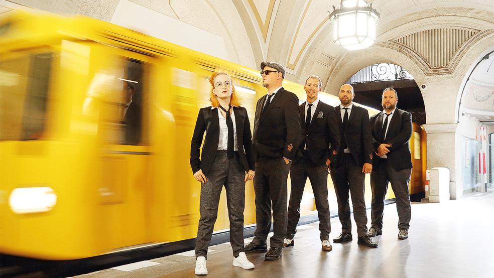 Wie bereits bei ihrem gefeierten »Gezeitenkonzerte«-Debüt 2019 werden »The Sazerac Swingers« auch am Freitag beim Open Air am Steinhaus in Bunderhee den musikalischen Geist der goldenen 1920er Jahre aufleben lassen.  © Foto: David J. Hotz