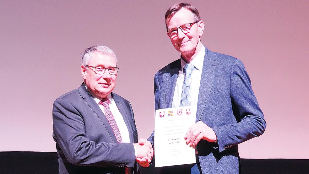 Direktor Rainer Fabel (links) überreichte Willem Berlin die Berufungsurkunde.  © Foto: Landwirtschaftskammer Niedersachsen