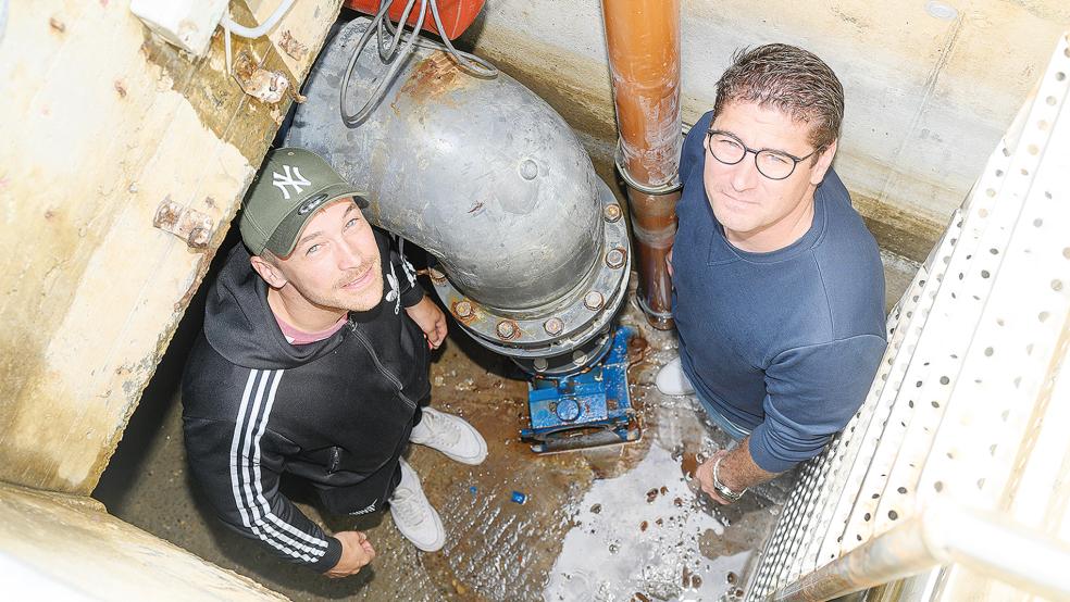 Mitarbeiter Keno Schmidt und Badleiter Markus Bakker stehen dort, wo sich die Pumpe befand.  © Foto: Bruins