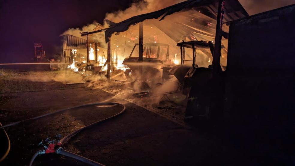 Als die Feuerwehren am Einsatzort eintrafen, stand der große Schuppen bereits in Vollbrand.  © Foto: Feuerwehr Flachsmeer