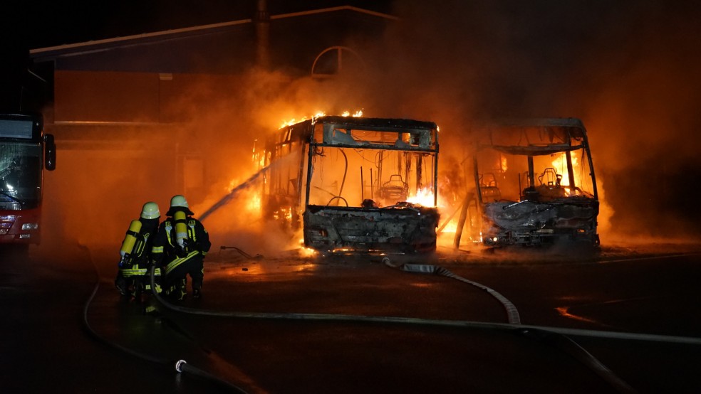 Aufgrund des schnellen Einsatzes der Feuerwehr konnte ein Übergreifen der Flammen auf weitere Busse, die in der Nähe abgestellt waren, verhindert werden. © Peters (Feuerwehr)
