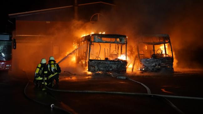 Zwei Busse gehen in Flammen auf