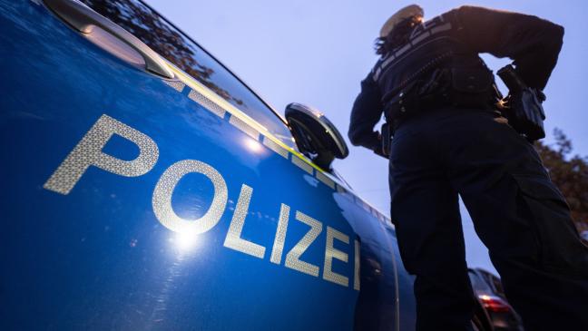 Aggressiver Fußgänger auf der Autobahn