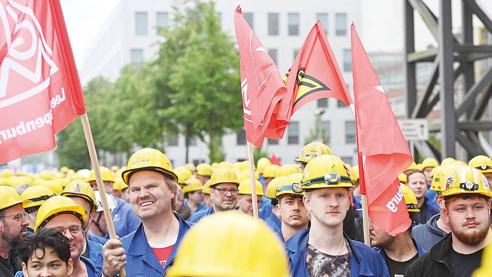 Nach der Betriebsversammlung am Mittwochmorgen demonstrierten Hunderte von Werft-Arbeitern Geschlossenheit - und gegen die Pläne zum Massenabbau von Arbeitsplätzen.  © Foto: Penning/dpa