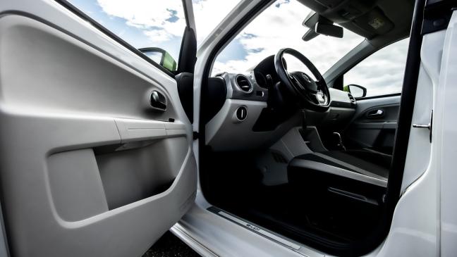 Von Autotür getroffen und schwer verletzt